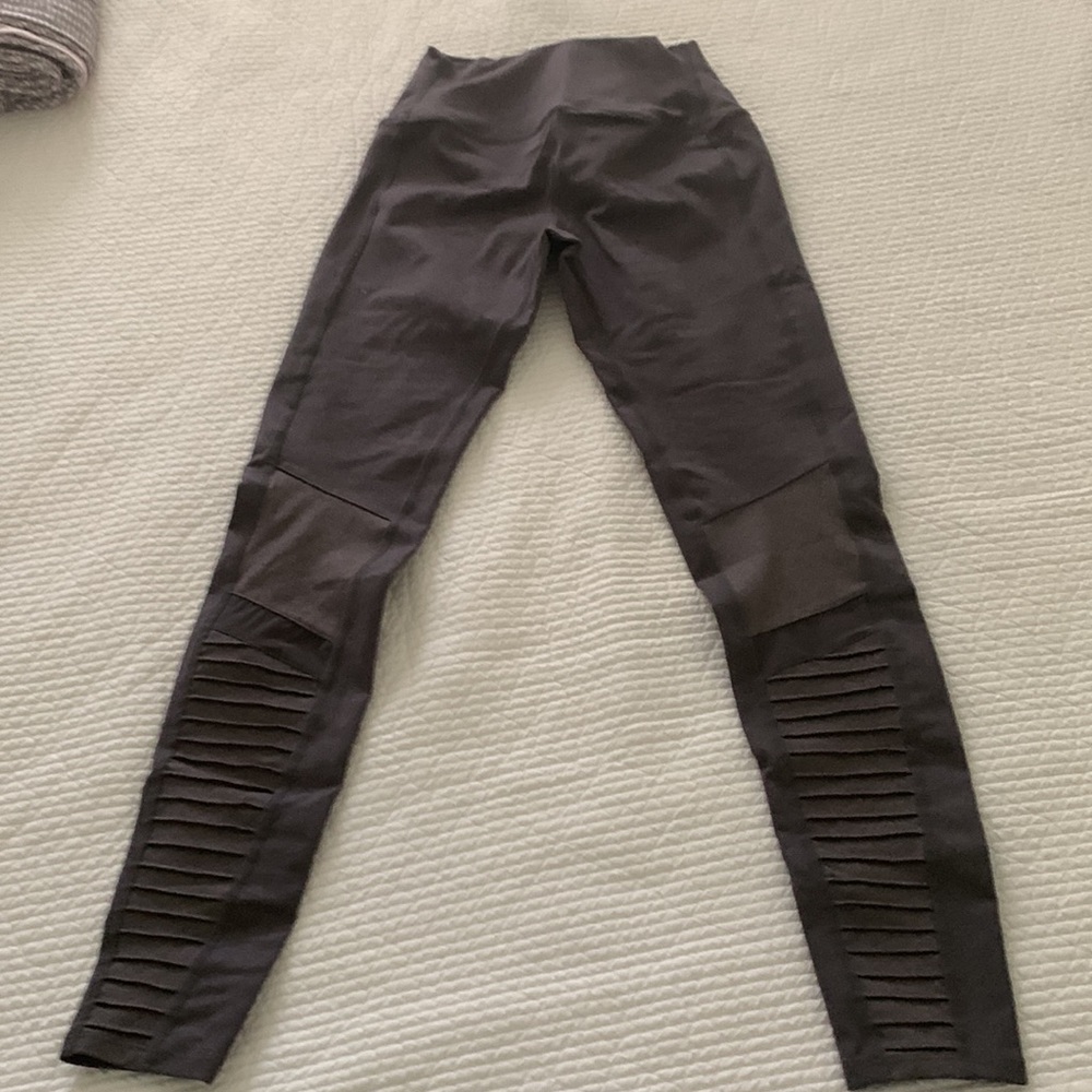 Alo yoga pants size medium - Picture 3 of 4